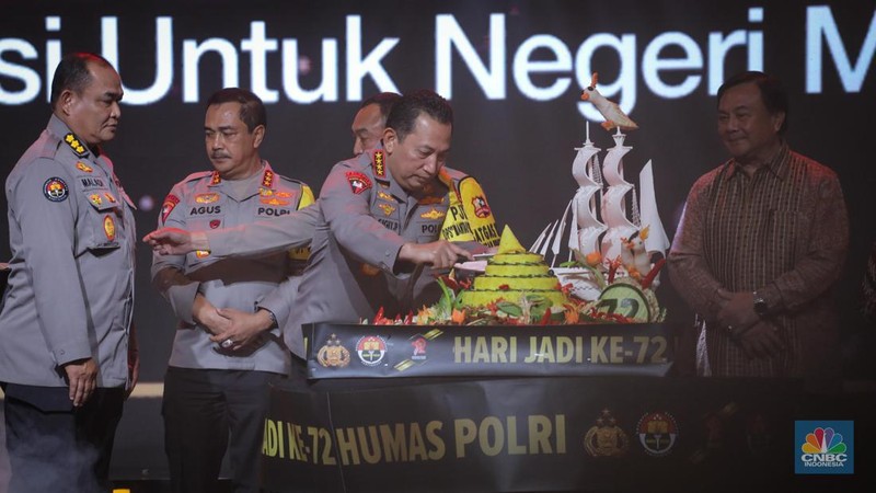 Pemimpin Redaksi CNBC Indonesia, Wahyu Daniel berjabat tangan dengan Kapolri Jendral Listyo Sigit Prabowo saat acara 'Syukuran Peringatan HARI JADI KE-72 HUMAS POLRI' di The Tribrata, Jakarta, Selasa (31/10/2023) malam. (CNBC Indonesia/Faisal Rahman)
