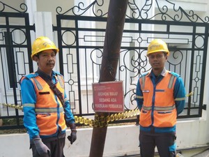 PLN Ganti Tiang Miring Dekat SMP di Pasar Rebo, Target Selesai Malam Ini
