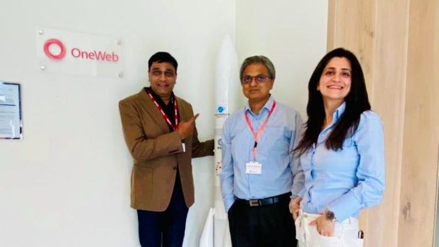 President Director & CEO of Indosat Ooredoo Vikram Sinha bertemu dengan Srikanth Balachandran dan Neha Idnani di kantor pusat OneWeb. (Dok. Linkedin Vikram Sinha)