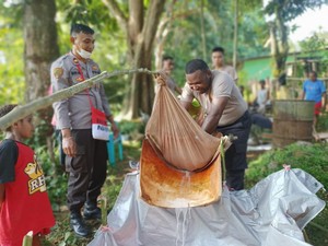 Perjuangan Iptu Made Ambo Lestarikan Budaya Menokok Sagu di Papua