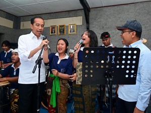 Saat Jokowi Nyanyi Lagu Slank Ku Tak Bisa di SMKN 3 Gianyar