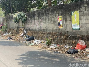Jorok! Sampah Dibuang Sembarangan di Pinggir Jalan Leuwinanggung Depok