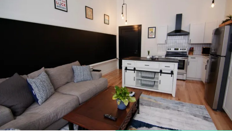 Sekolah diubah menjadi apartemen Wig, Colucci, dan Spanovich membeli sekolah terbengkalai di seberang jalan seharga $90,000. (Malhari Media untuk ²©²ÊÍøÕ¾ Make It)