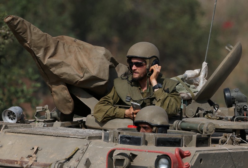 Tentara Israel mengendarai kendaraan militer medis di dekat perbatasan Israel dengan Lebanon, di Israel utara, 31 Oktober 2023. Tentara Israel mengendarai kendaraan militer medis di dekat perbatasan Israel dengan Lebanon, di Israel utara, 31 Oktober 2023. (REUTERS/Violeta Santos Moura)