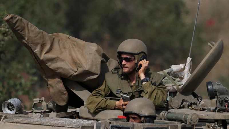 Tentara Israel mengendarai kendaraan militer medis di dekat perbatasan Israel dengan Lebanon, di Israel utara, 31 Oktober 2023. (REUTERS/Violeta Santos Moura)