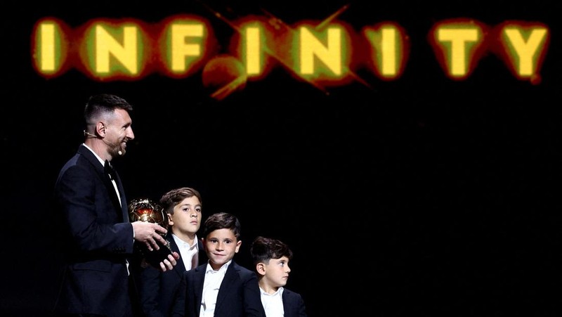 Soccer Football - 2023 Ballon d'Or - Chatelet Theatre, Paris, France - October 30, 2023 Inter Miami's Lionel Messi after winning the men's Ballon d'Or with his sons, Thiago, Mateo and Ciro REUTERS/Stephanie Lecocq     TPX IMAGES OF THE DAY