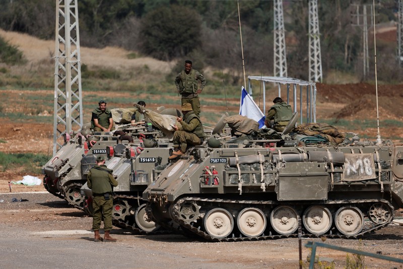 Tentara Israel mengendarai kendaraan militer medis di dekat perbatasan Israel dengan Lebanon, di Israel utara, 31 Oktober 2023. Tentara Israel mengendarai kendaraan militer medis di dekat perbatasan Israel dengan Lebanon, di Israel utara, 31 Oktober 2023. (REUTERS/Violeta Santos Moura)