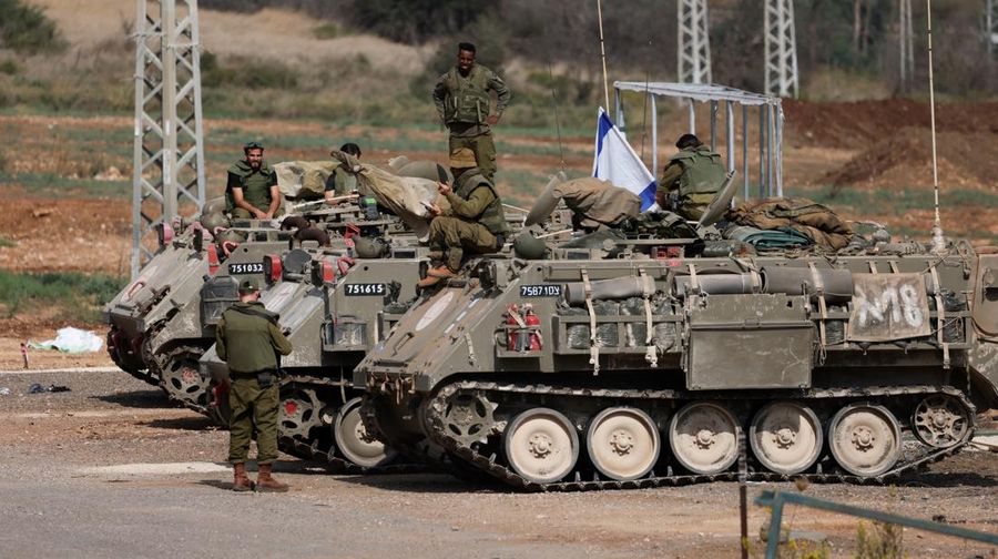 Tentara Israel mengendarai kendaraan militer medis di dekat perbatasan Israel dengan Lebanon, di Israel utara, 31 Oktober 2023. (REUTERS/Violeta Santos Moura)