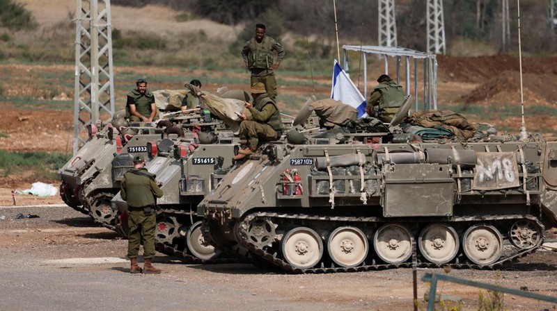 Tentara Israel mengendarai kendaraan militer medis di dekat perbatasan Israel dengan Lebanon, di Israel utara, 31 Oktober 2023. (REUTERS/Violeta Santos Moura)