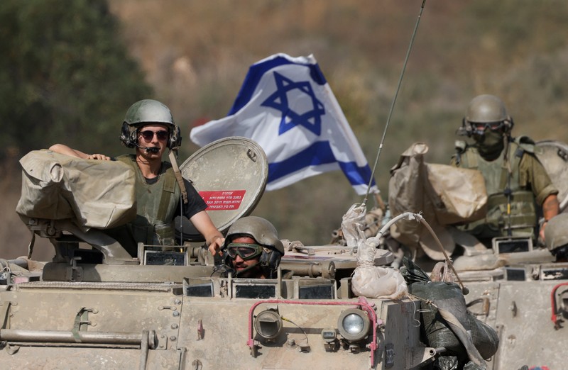 Tentara Israel mengendarai kendaraan militer medis di dekat perbatasan Israel dengan Lebanon, di Israel utara, 31 Oktober 2023. Tentara Israel mengendarai kendaraan militer medis di dekat perbatasan Israel dengan Lebanon, di Israel utara, 31 Oktober 2023. (REUTERS/Violeta Santos Moura)
