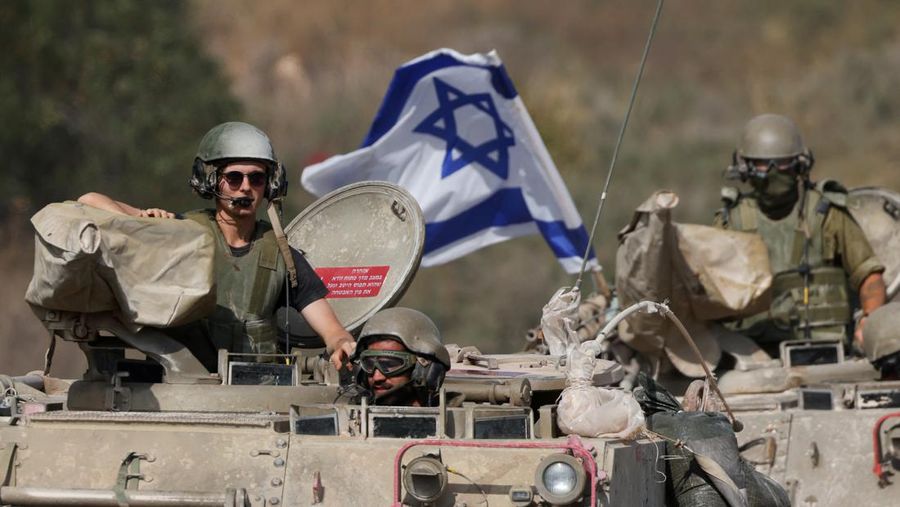 Tentara Israel mengendarai kendaraan militer medis di dekat perbatasan Israel dengan Lebanon, di Israel utara, 31 Oktober 2023. (REUTERS/Violeta Santos Moura)
