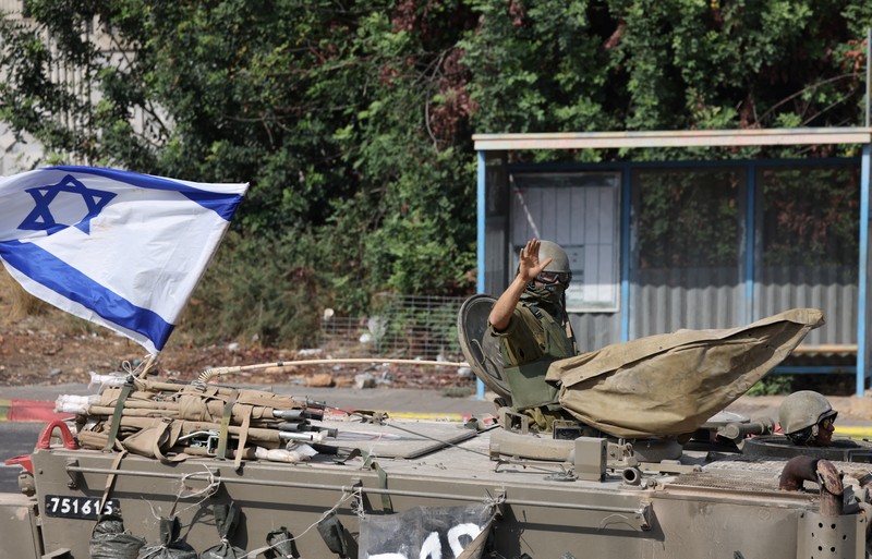 Tentara Israel mengendarai kendaraan militer medis di dekat perbatasan Israel dengan Lebanon, di Israel utara, 31 Oktober 2023. Tentara Israel mengendarai kendaraan militer medis di dekat perbatasan Israel dengan Lebanon, di Israel utara, 31 Oktober 2023. (REUTERS/Violeta Santos Moura)