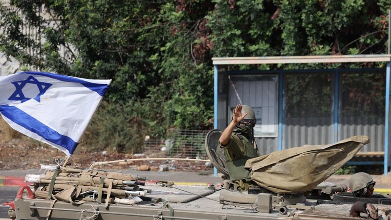 Tentara Israel mengendarai kendaraan militer medis di dekat perbatasan Israel dengan Lebanon, di Israel utara, 31 Oktober 2023. (REUTERS/Violeta Santos Moura)