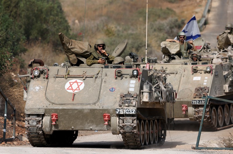 Tentara Israel mengendarai kendaraan militer medis di dekat perbatasan Israel dengan Lebanon, di Israel utara, 31 Oktober 2023. Tentara Israel mengendarai kendaraan militer medis di dekat perbatasan Israel dengan Lebanon, di Israel utara, 31 Oktober 2023. (REUTERS/Violeta Santos Moura)