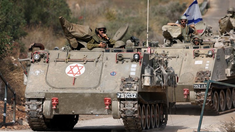 Tentara Israel mengendarai kendaraan militer medis di dekat perbatasan Israel dengan Lebanon, di Israel utara, 31 Oktober 2023. (REUTERS/Violeta Santos Moura)