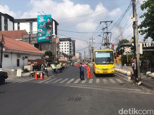 Suasana Uji Coba Contraflow Trans Jogja di Sarkem Hari Pertama