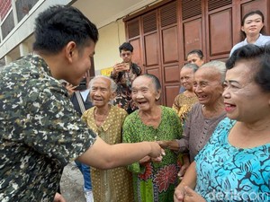 Gibran Pagi-pagi Blusukan ke Sangkrah, Warga Doakan Menang Pilpres