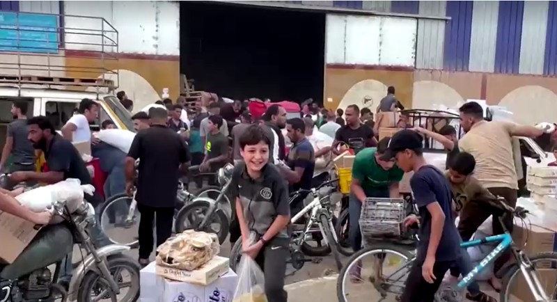 Warga Palestina menyerbu gudang PBB untuk mendapatkan pasokan makanan. (Tangkapan Layar Reuters Video)