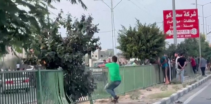 Warga Palestina menyerbu gudang PBB untuk mendapatkan pasokan makanan. (Tangkapan Layar Reuters Video) Warga Palestina menyerbu gudang PBB untuk mendapatkan pasokan makanan. (Tangkapan Layar Reuters Video)
