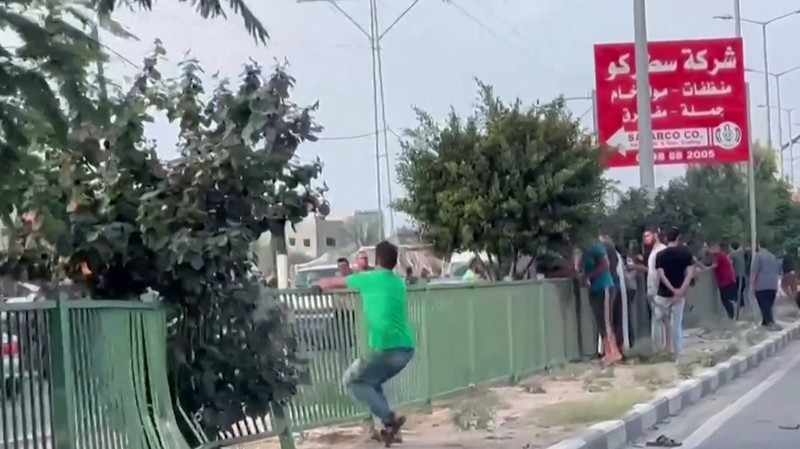 Warga Palestina menyerbu gudang PBB untuk mendapatkan pasokan makanan. (Tangkapan Layar Reuters Video)