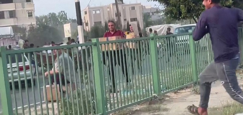 Warga Palestina menyerbu gudang PBB untuk mendapatkan pasokan makanan. (Tangkapan Layar Reuters Video)
