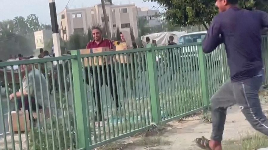 Warga Palestina menyerbu gudang PBB untuk mendapatkan pasokan makanan. (Tangkapan Layar Reuters Video)