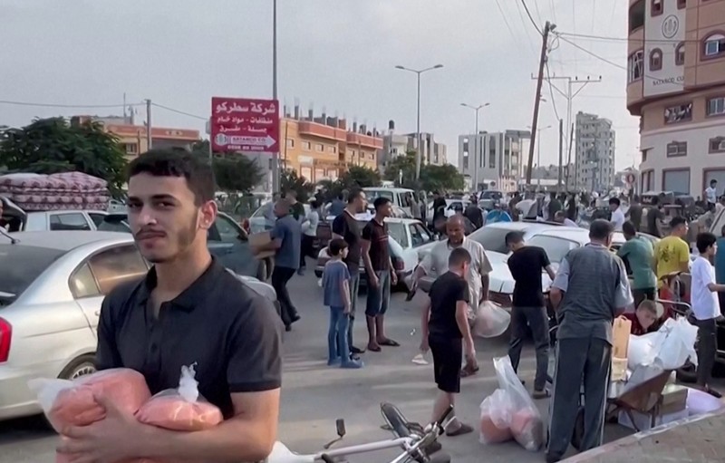Warga Palestina menyerbu gudang PBB untuk mendapatkan pasokan makanan. (Tangkapan Layar Reuters Video) Warga Palestina menyerbu gudang PBB untuk mendapatkan pasokan makanan. (Tangkapan Layar Reuters Video)