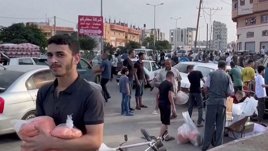 Warga Palestina menyerbu gudang PBB untuk mendapatkan pasokan makanan. (Tangkapan Layar Reuters Video)