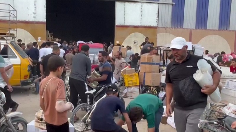 Warga Palestina menyerbu gudang PBB untuk mendapatkan pasokan makanan. (Tangkapan Layar Reuters Video)