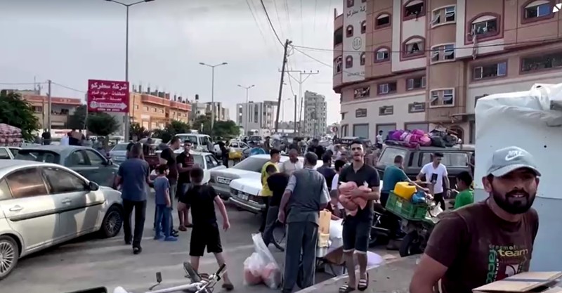 Warga Palestina menyerbu gudang PBB untuk mendapatkan pasokan makanan. (Tangkapan Layar Reuters Video)