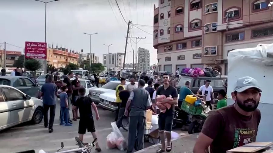 Warga Palestina menyerbu gudang PBB untuk mendapatkan pasokan makanan. (Tangkapan Layar Reuters Video)