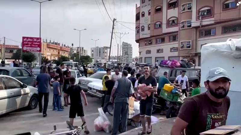 Warga Palestina menyerbu gudang PBB untuk mendapatkan pasokan makanan. (Tangkapan Layar Reuters Video)