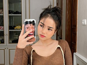 Gaya Fuji Berenang Bareng Nia Ramadhani, Pakaiannya Dipuji Tetap Sopan