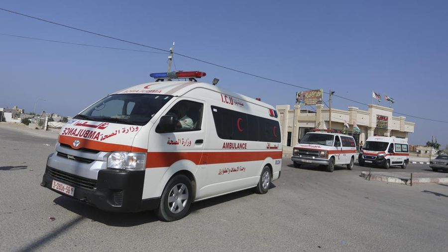 Warga Palestina mencari korban sehari setelah serangan Israel terhadap rumah-rumah di kamp pengungsi Jabalia di Jalur Gaza utara, 1 November 2023. (REUTERS/Mohammed Al-Masri)