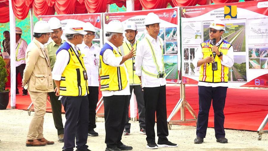 Arsitek yang juga mantan Gubernur Jawa Barat Ridwan Kamil mengikuti kunjungan kerja Presiden Joko Widodo ke Ibu Kota Negara Nusantara, Kalimantan Timur, Rabu (1/11/2023). (Dok. Kementerian PUPR)