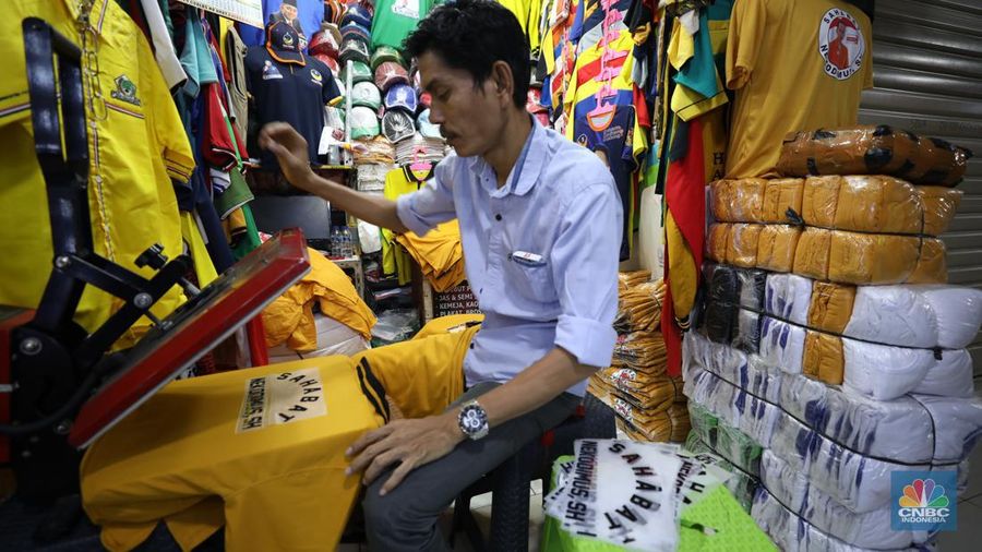 Sejumlah atribut kampanye partai dipajang di kios Pasar Senen, Jakarta, Rabu (1/11/2023).  Pasar Senen menjadi salah satu sentra penjualan atribut Pemilu terutama di kawasan Blok III. Jelang masa kampanye yang tinggal hitungan hari atau sekitar satu bulan lagi, para pedagang mengaku masih sepi pesanan. (CNBC Indonesia/Faisal)