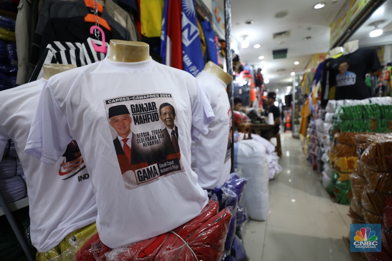 Sejumlah atribut kampanye partai dipajang di kios Pasar Senen, Jakarta, Rabu (1/11/2023).  Pasar Senen menjadi salah satu sentra penjualan atribut Pemilu terutama di kawasan Blok III. Jelang masa kampanye yang tinggal hitungan hari atau sekitar satu bulan lagi, para pedagang mengaku masih sepi pesanan. (CNBC Indonesia/Faisal)