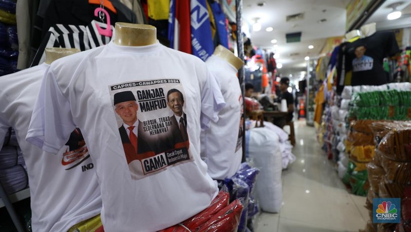 Sejumlah atribut kampanye partai dipajang di kios Pasar Senen, Jakarta, Rabu (1/11/2023).  Pasar Senen menjadi salah satu sentra penjualan atribut Pemilu terutama di kawasan Blok III. Jelang masa kampanye yang tinggal hitungan hari atau sekitar satu bulan lagi, para pedagang mengaku masih sepi pesanan. (CNBC Indonesia/Faisal)