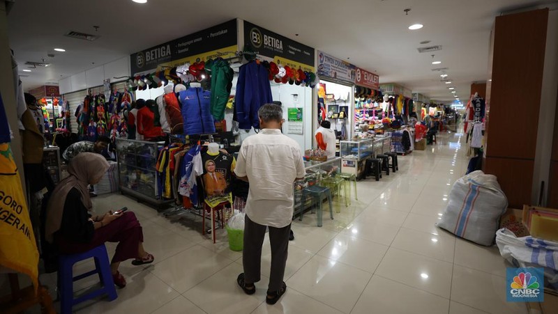 Sejumlah atribut kampanye partai dipajang di kios Pasar Senen, Jakarta, Rabu (1/11/2023).  Pasar Senen menjadi salah satu sentra penjualan atribut Pemilu terutama di kawasan Blok III. Jelang masa kampanye yang tinggal hitungan hari atau sekitar satu bulan lagi, para pedagang mengaku masih sepi pesanan. (CNBC Indonesia/Faisal)