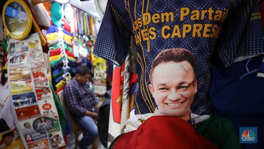 Sejumlah atribut kampanye partai dipajang di kios Pasar Senen, Jakarta, Rabu (1/11/2023).  Pasar Senen menjadi salah satu sentra penjualan atribut Pemilu terutama di kawasan Blok III. Jelang masa kampanye yang tinggal hitungan hari atau sekitar satu bulan lagi, para pedagang mengaku masih sepi pesanan. (CNBC Indonesia/Faisal)