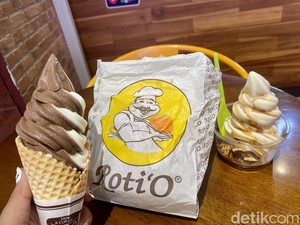 Sensasi Baru! Makan Roti Kopi Pakai Es Krim Cokelat Vanilla