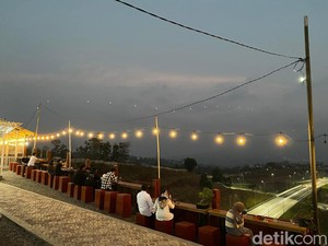 Kafe di Sumedang Ini Sajikan Pemandangan Indah Tiga Gunung