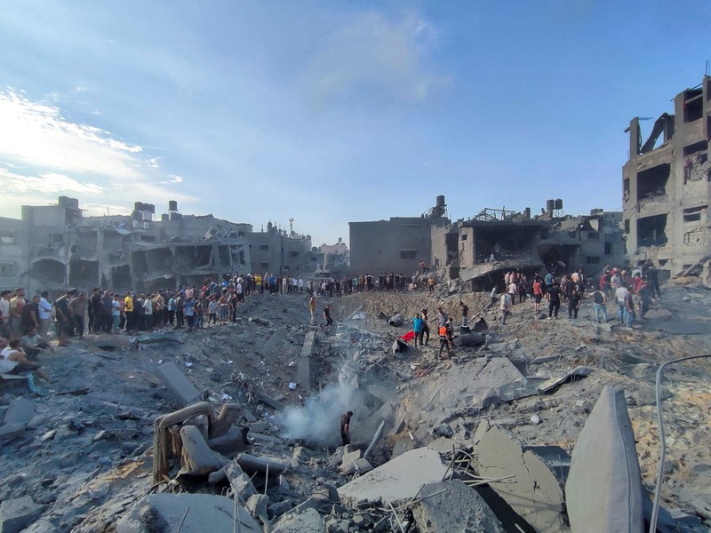 ISRAEL-PALESTINIANS/ Palestinians search for casualties at the site of Israeli strikes on houses in Jabalia refugee camp in the northern Gaza Strip, October 31, 2023. REUTERS/Anas al-Shareef