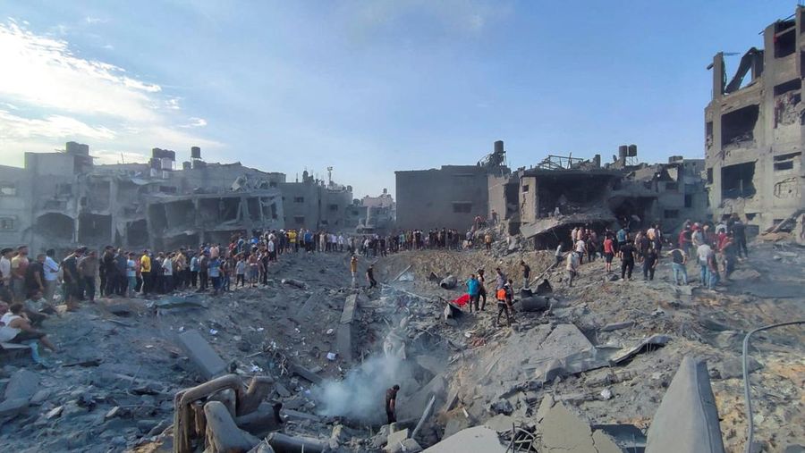 Palestinians search for casualties at the site of Israeli strikes on houses in Jabalia refugee camp in the northern Gaza Strip, October 31, 2023. REUTERS/Anas al-Shareef