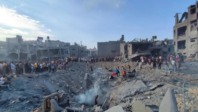 Palestinians search for casualties at the site of Israeli strikes on houses in Jabalia refugee camp in the northern Gaza Strip, October 31, 2023. REUTERS/Anas al-Shareef