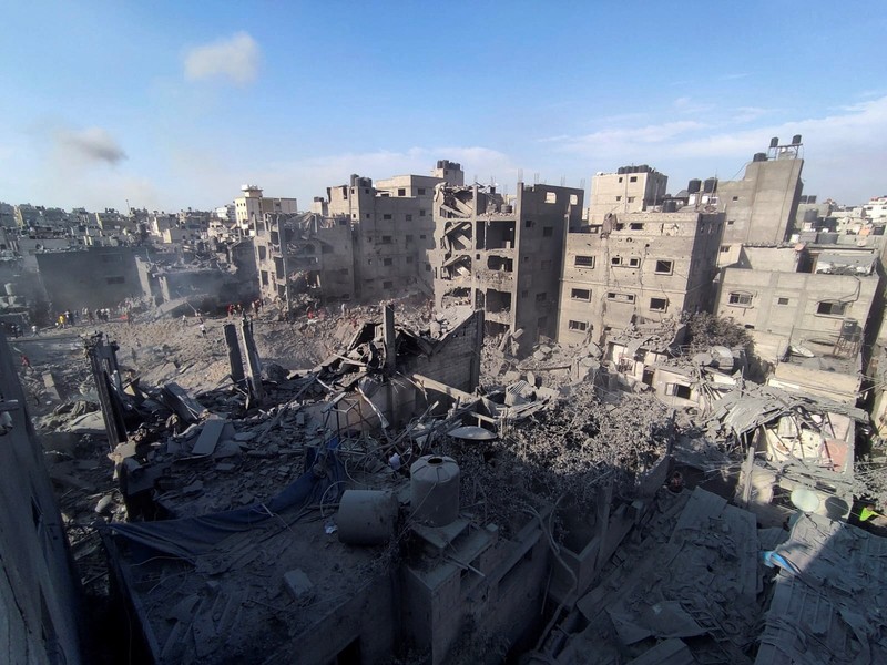 ISRAEL-PALESTINIANS/ Palestinians search for casualties at the site of Israeli strikes on houses in Jabalia refugee camp in the northern Gaza Strip, October 31, 2023. REUTERS/Anas al-Shareef