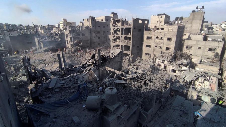 Palestinians search for casualties at the site of Israeli strikes on houses in Jabalia refugee camp in the northern Gaza Strip, October 31, 2023. REUTERS/Abed Sabah