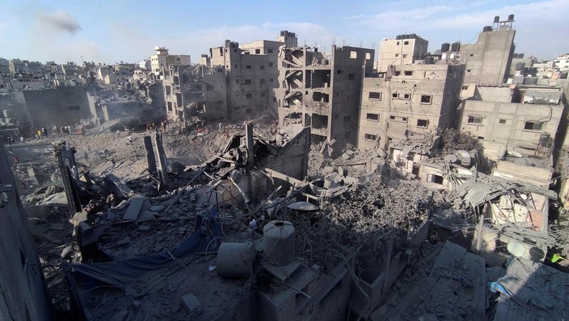 Palestinians search for casualties at the site of Israeli strikes on houses in Jabalia refugee camp in the northern Gaza Strip, October 31, 2023. REUTERS/Anas al-Shareef