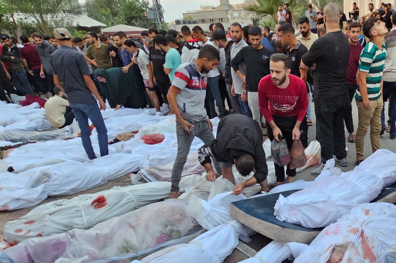 Warga Palestina mencari korban sehari setelah serangan Israel terhadap rumah-rumah di kamp pengungsi Jabalia di Jalur Gaza utara, 1 November 2023. Warga Palestina mencari korban sehari setelah serangan Israel terhadap rumah-rumah di kamp pengungsi Jabalia di Jalur Gaza utara, 1 November 2023. (REUTERS/Mohammed Al-Masri)