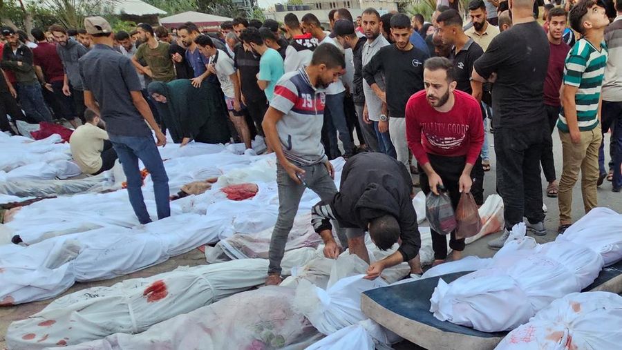 Warga Palestina mencari korban sehari setelah serangan Israel terhadap rumah-rumah di kamp pengungsi Jabalia di Jalur Gaza utara, 1 November 2023. (REUTERS/Mohammed Al-Masri)